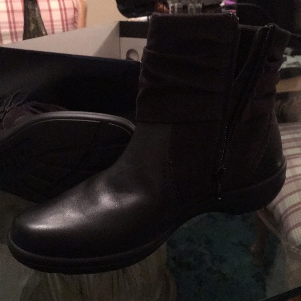 8 women’s Waterproof ankle boots by Romika